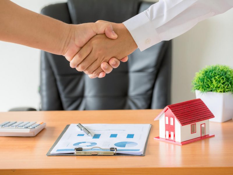 hands-agent-client-shaking-hands-after-signed-contract-buy-new-apartment (1)